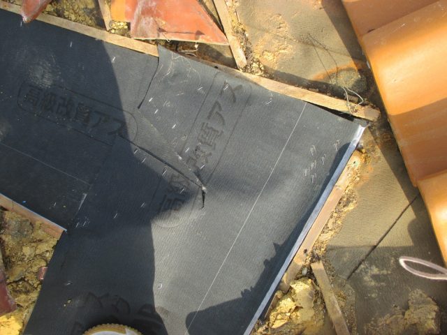 明石市の谷板金交換における防水シート敷設